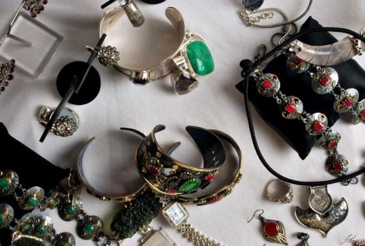 A Quick Guide to Styling Chunky Jewelry #beverlyhills #beverlyhillsmagazine #chunkynecklaces #fashionabletips #chunkyrings