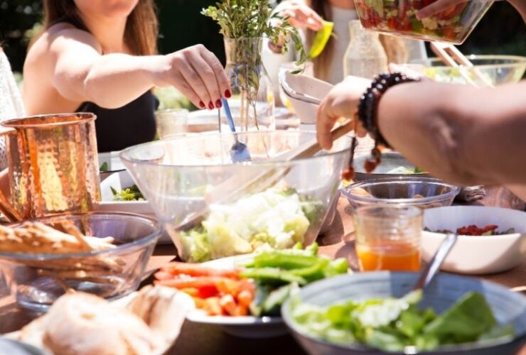 Affordable and Nutritious Ideas for a Casual Party #beverlyhills #beverlyhillsmagazine #bevhillsmag #affordablefoods #nutritiousideas #healthydishes #casualparty