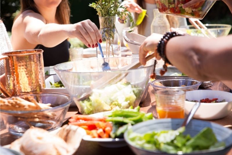 Affordable and Nutritious Ideas for a Casual Party #beverlyhills #beverlyhillsmagazine #bevhillsmag #affordablefoods #nutritiousideas #healthydishes #casualparty