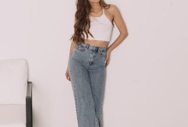 Are Wide Leg Jeans In? A Closer Look at This Trend #beverlyhills #beverlyhillsmagazine #wide-legpants #widelegjeans #fashiontrends #bevhillsmag