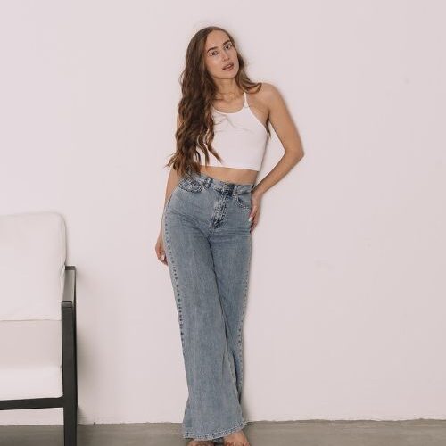 Are Wide Leg Jeans In? A Closer Look at This Trend #beverlyhills #beverlyhillsmagazine #wide-legpants #widelegjeans #fashiontrends #bevhillsmag