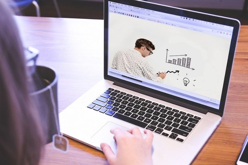 Building an Online Course: 4 Things You Should Have in Mind #beverlyhills #beverlyhillsmagazine #bevhillsmag #onlinecourse #promoteyourcourse #videolessons #createengaginglessons #createagoodoutline