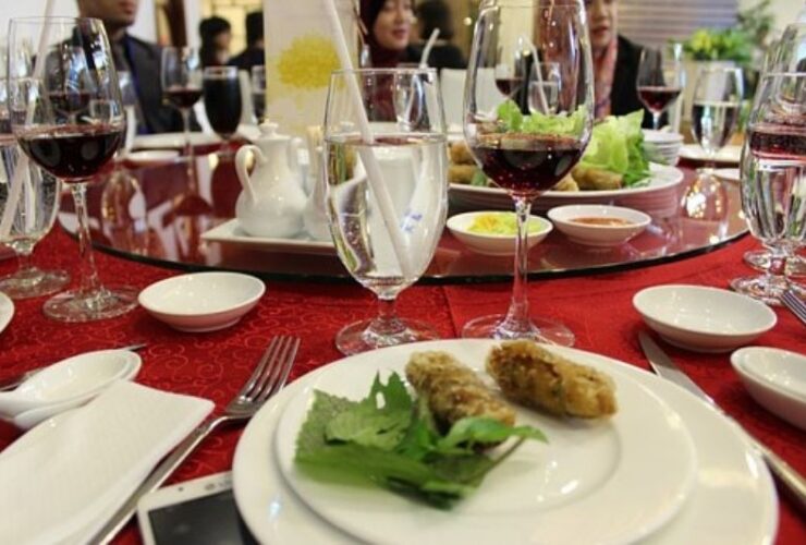 Can You Create a Healthy Lifestyle and Still Eat Out? #beverlyhills #beverlyhillsmagazine #bevhillsmag #healthylifestyle #eatout #mentalhealth #restaurant