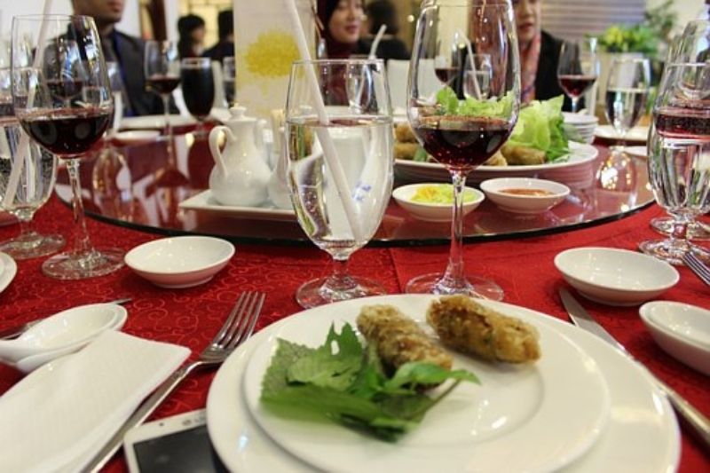 Can You Create a Healthy Lifestyle and Still Eat Out? #beverlyhills #beverlyhillsmagazine #bevhillsmag #healthylifestyle #eatout #mentalhealth #restaurant