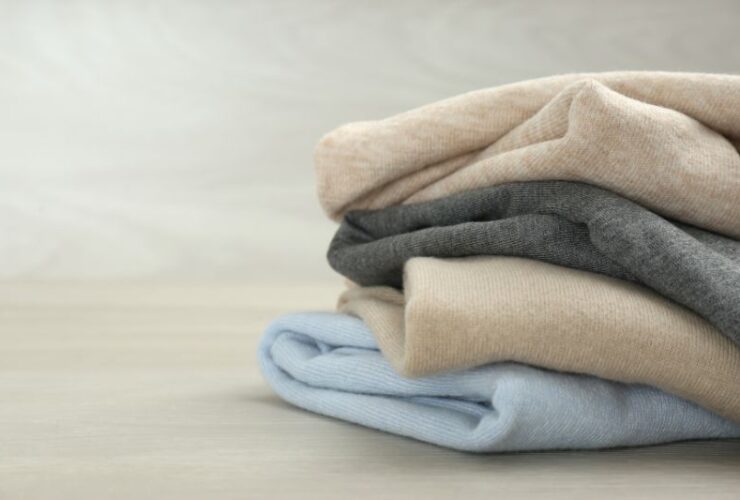 Cashmere Vs Merino: Which Is Better For Cold Weather Fashion? #beverlyhills #beverlyhillsmagazine #cashmere #coldweatherfashion #cashmerevsmerino #casualsweaters #elegantscarvesandshawls