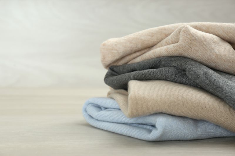 Cashmere Vs Merino: Which Is Better For Cold Weather Fashion?  #beverlyhills #beverlyhillsmagazine #cashmere #coldweatherfashion #cashmerevsmerino #casualsweaters #elegantscarvesandshawls