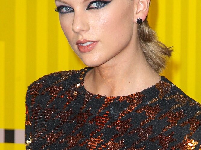 Unveiling Taylor Swift's Beauty Routine's #bevhilsmag#beautiful #taylorswift #taylorswift #beautysecrets #celebrity