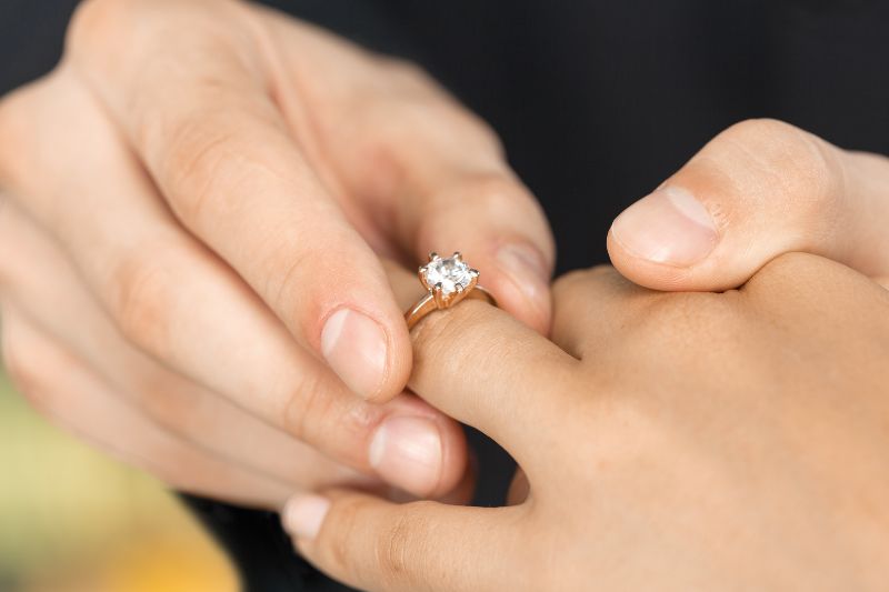 Choosing between Halo vs. Solitaire Rings #beverlyhills #beverlyhillsmagazine #haloengagementring #bridalbands #solitairerings