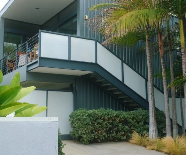 Container Homes: The Next Frontier of Luxury Living #beverlyhills #beverlyhillsmagazine #bevhillsmag #containerhomes #shippingcontainer #luxurylifestyle #luxuryhomes #dreamhome #sustainablehousingoption