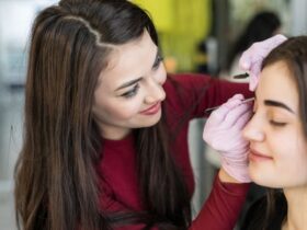 Cool Advantages of Being a Make-up Artist #beverlyhills #beverlyhillsmagazine #makeupartist #trendylooks #beautiful #beauty #skincareroutine