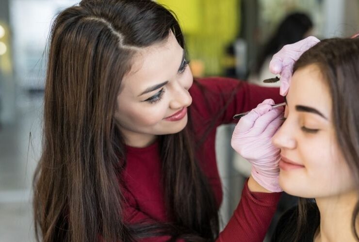 Cool Advantages of Being a Make-up Artist #beverlyhills #beverlyhillsmagazine #makeupartist #trendylooks #beautiful #beauty #skincareroutine