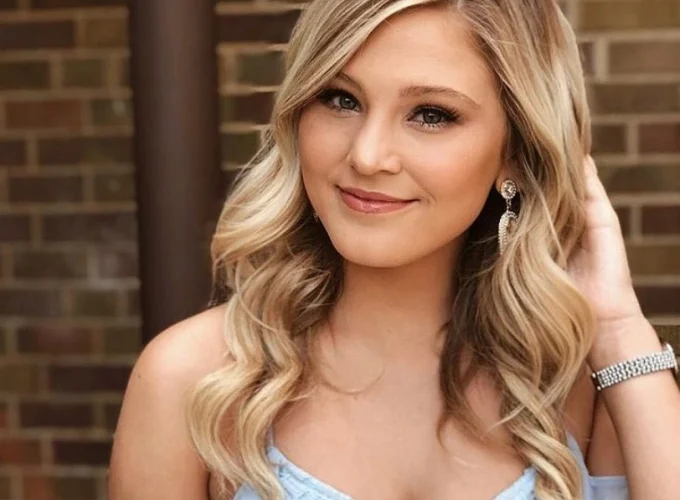 Karissa Ella: Country Music Star #bevhillsmag #beverlyhillsmagazine #beverlyhills #karissaellea #countrymusic #musicstars #countrymusicstars #singers