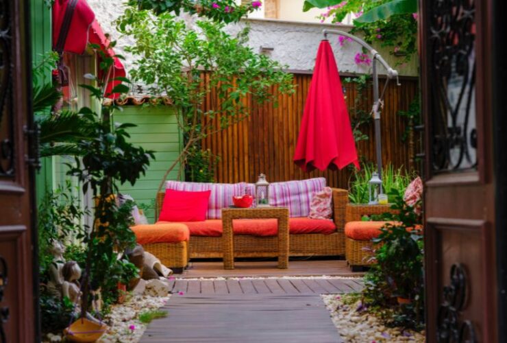 Create a Relaxing Backyard Oasis With These 8 Great Ideas #beverlyhills #beverlyhillsmagazine #relaxingbackyard #outdoorfurniture #outdoorkitchen #backyardoasis