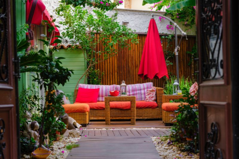 Create a Relaxing Backyard Oasis With These 8 Great Ideas #beverlyhills #beverlyhillsmagazine #relaxingbackyard #outdoorfurniture #outdoorkitchen #backyardoasis