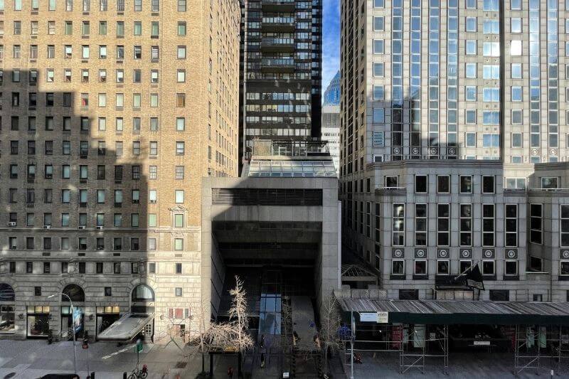 Dame Joan Collins Lists Manhattan Pied-A-Terre:#beverlyhillsmagazine #beverlyhills #bevhillsmag #damejoancollins #manhattan #luxuryrealestate #manhattanpiedaterre #hollywood #hollywoodcelecrities #celebrityhomes