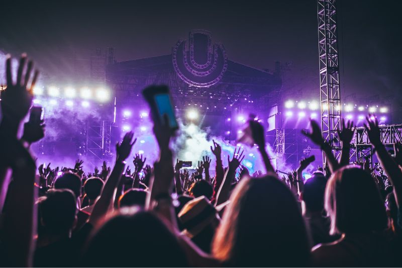 Dancing in Style: How to Keep Your Hands Clean at California's Top Music Fests #beverlyhills #beverlyhillsmagazine #musicfestivities #keepyourhandsclean #dancinginstyle