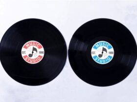 Difference Between Vinyl Records & Digital Music #beverlyhills #beverlyhillsmagazine #downloadmusic #streammusic #vinylsounds #buyarecord #digitalmusic #vinylrecords #musicstore