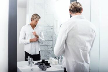Dressing for a Soiree? Remember These 5 Fashion Tips #fashiontips #beverlyhillsmagazine #bevhillsmag #beverlyhills #dreassingforasoiree #festivewearr #classicsuit #flanneltrousers