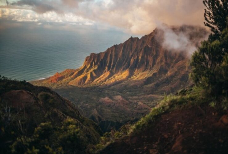 Experience Hawaii With These 6 Insider Tips #beverlyhills #beverlyhillsmagazine #bevhillsmag #hawaii #beautifullocations #touristdestination #naturalbeauty #vacation