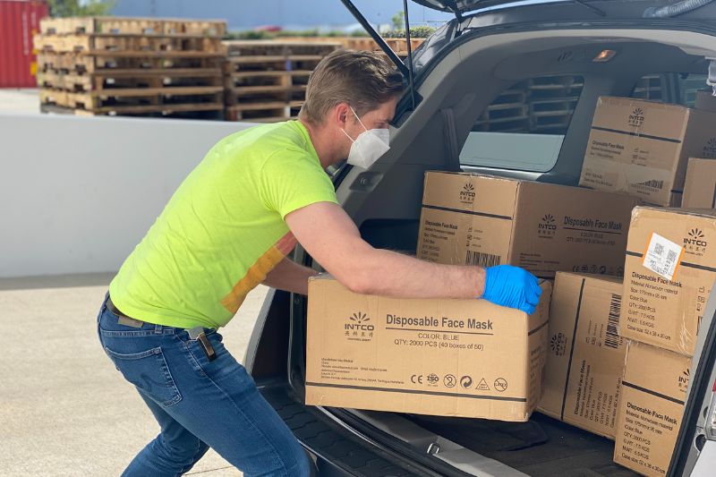 Exploring The High-Tech Transformations of Today's Courier Industry #beverlyhills #beverlyhillsmagazine #perceldelivery #couriercompany #courierservices