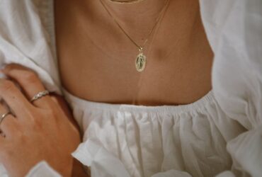 Exploring the Best Curb Link Chains: Elevate Your Style #beverlyhills #beverlyhillsmagazine #curblinkchain #oromonaco #goldcurblinkchains #necklace #jewelry