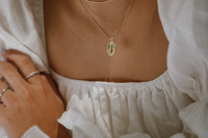 Exploring the Best Curb Link Chains: Elevate Your Style #beverlyhills #beverlyhillsmagazine #curblinkchain #oromonaco #goldcurblinkchains #necklace #jewelry