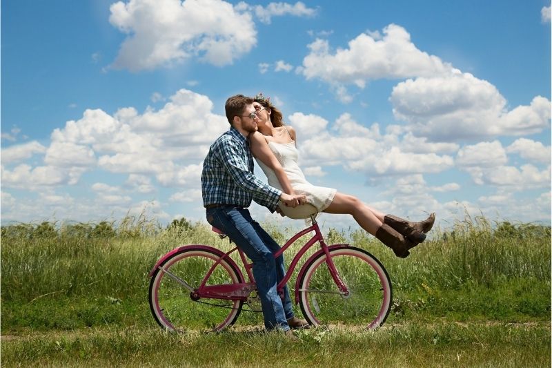 Falling in Love? Here Are Some Ways To Tell #beverlyhills #beverlyhillsmagazine #bevhillsmag #truelove #soulmate #fallinginlove #relationship
