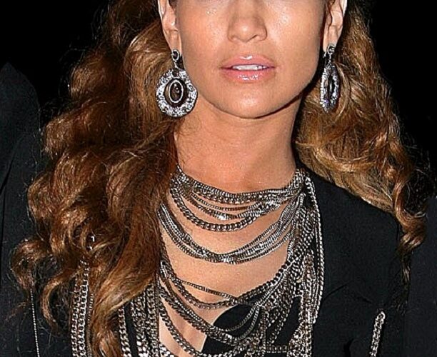 Jennifer Lopez #bevhillsmag #beverlyhillsmagazine #beverlyhills #celebrities #moviestars #hollywoodspotlight #celebrityspotlight #jenniferlopez