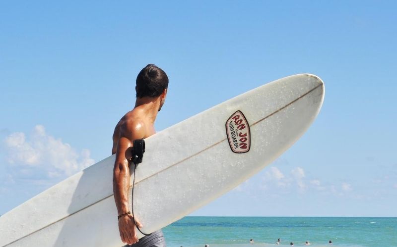 Fashion Tips For A Modern Surfer #beverlyhills #beverlyhillsmagazine #expressyourstyle #summer #fashion #perfecthotweather #accessorizeyourself #stylishshoes #stylish #surfer #fashiontips