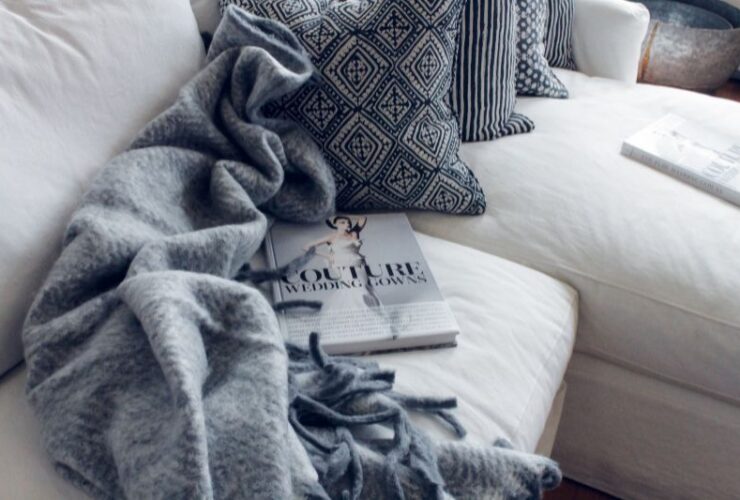 Five Must-Have Items for a Cozy Home #beverlyhills #beverlyhillsmagazine #cozyhomes #plushpillows #intelligentdevices #cozylivingexperience