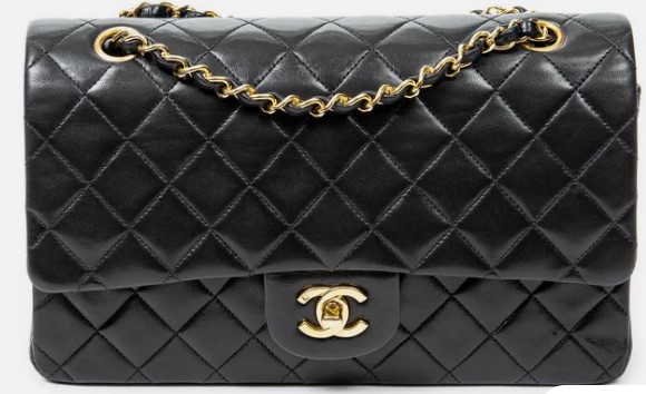 Chanel Clutch. BUY NOW!!! #bevhillsmag #beverlyhills #beverlyhillsmagazine #purse