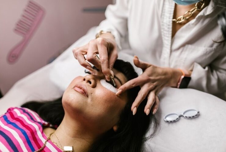 Getting Lash Extension in Las Vegas – Don’t Think, Just Do It #beverlyhills #beverlyhillsmagazine #eyelashesextension #lashextension #makeup #naturaleyelashes #carlingyoureyelashes #bevhillsmag