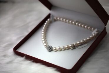 Gifts for Your Aunt Who's a Jewelry Enthusiast #beverlyhills #beverlyhillsmagazine #bevhillsmag #jewelrypieces #diamondpieces #necklace #earrings