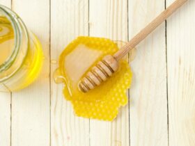 Here's How Honey Helps Prevent Hair Fall & Other Conditions #beverlyhills #beverlyhillsmagazine #naturalproducts #haircare #hairloss #hairfall #honeyshampoo