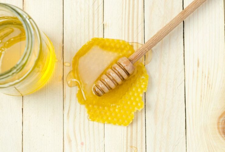 Here's How Honey Helps Prevent Hair Fall & Other Conditions #beverlyhills #beverlyhillsmagazine #naturalproducts #haircare #hairloss #hairfall #honeyshampoo