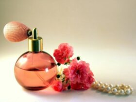 Here's How To Choose The Right Perfume Scent #bevhillsmag #beverlyhills #beverlyhillsmagazine #perfume #rightscent #wearingperfume #beautyindustry