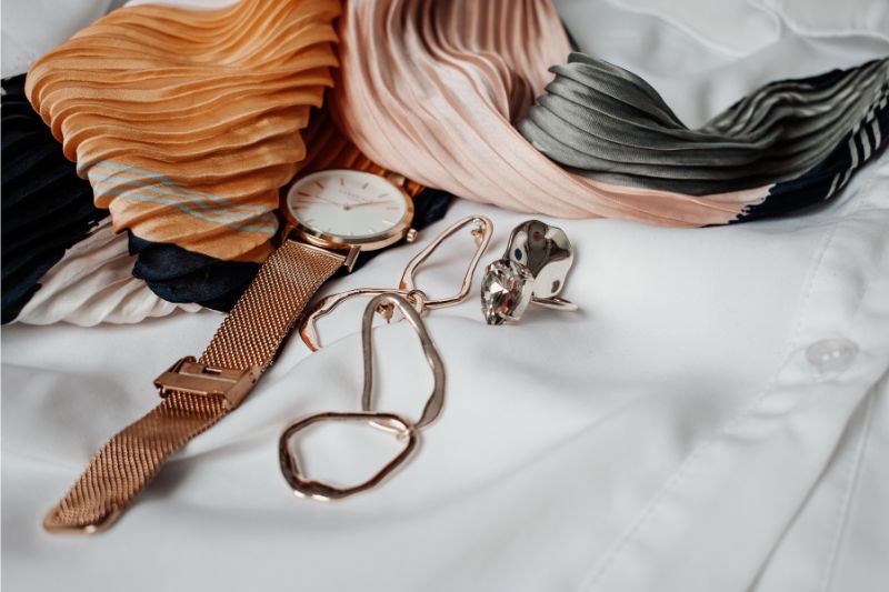 How Accessories Can Help You Make Your Outfit Unique #beverlyhills #beverlyhiillsmagazine #makeanoutfitunique #expressyouruniquestyle