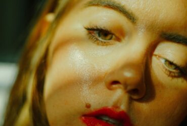 How Do You Keep Foundation on Oily Skin? #beverlyhills #beverlyhillsmagazine #oilyskin #makeupproduct #beautyproduct #foundation #bevhillsmag