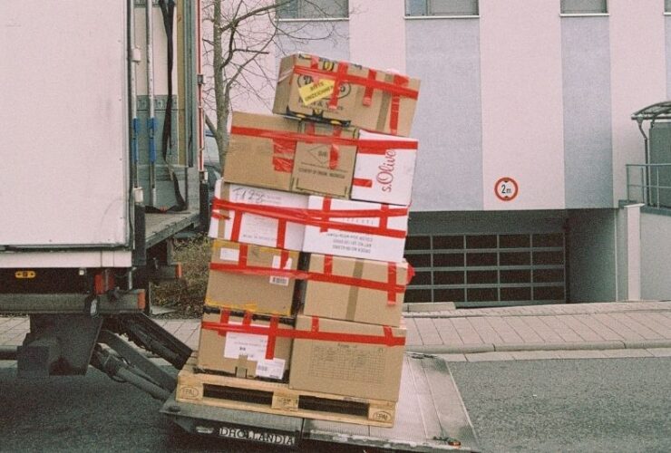 How Safe is Long-distance Move With a Moving Company? #beverlyhills #beverlyhillsmagazine #bevhillsmag #movingcompany #relocationcompanies #hiringmovers #long-distancemovingservices