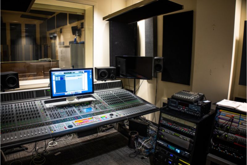 How To Build the Perfect Recording Studio At Home #beverlyhills #beverlyhillsmagazine #recordingstudio #recordstudio #recordingroom #musicrecordingstudios #musicproduction #homestudio #bevhillsmag
