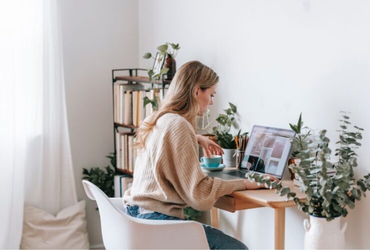 How To Easily Manage Remote Workers From Abroad #beverlyhills #beverlyhillsmagazine #remotetreams #remoteworkers #managingremoteworkers #teambuilding