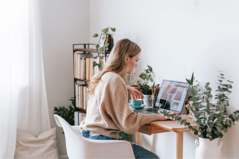 How To Easily Manage Remote Workers From Abroad #beverlyhills #beverlyhillsmagazine #remotetreams #remoteworkers #managingremoteworkers #teambuilding