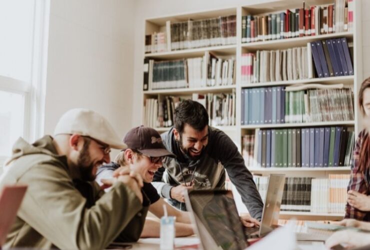 How a Negative Work Environment Impact Businesses #beverlyhills #beverlyhillsmagazine #bevhillsmag #negativeworkenvironment #toxicworkenvironment #improveproductivity #trainnewemployees