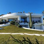 How to Buy a Luxury Home: A 6-Step Guide #beverlyhills #beverlyhillsmagazine #luxuryhome #dreamhome #homeofyourdream #buyingahome #high-endproperty #luxurioushome #luxuryrealestate