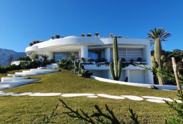 How to Buy a Luxury Home: A 6-Step Guide #beverlyhills #beverlyhillsmagazine #luxuryhome #dreamhome #homeofyourdream #buyingahome #high-endproperty #luxurioushome #luxuryrealestate