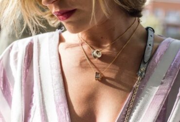 How to Choose the Most Stunning Jewelry Piece #beverlyhills #beverlyhillsmagazine #bevhillsmag #jewelrypiece #emeraldstones #rightjewelry #gemstones #elegantlook #statementearrings