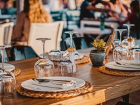 How to Do Fine Dining the Right Way #beverlyhills #beverlyhillsmagazine #wineglasses #finedining #goodetiquette #tablemanners #romanticdate #businessdinner #bevhillsmag