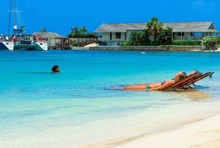 How to Enjoy a Luxurious Retirement: #beverlyhills #beverlyhillsmagazine #bevhillsmag #retirement #luxuriousretirement #retirementplan #retirementgoals #retirementhome #retirementaccount #retirementlife