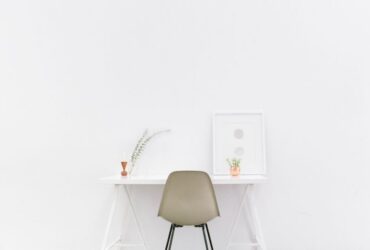 How to Live in a Minimalist Way #beverlyhills #beverlyhillsmagazine #bevhillsmag #clearoutthejunk #minimalism #minimalistideals #minimalisticlife #setsomerulels