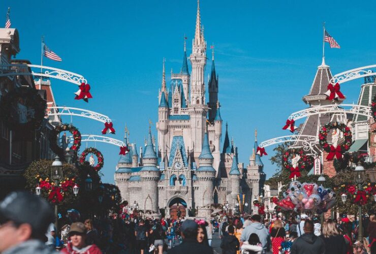 How to Plan Your First Disneyland Vacation #beverlyhills #beverlyhillsmagazine #disneylandvacation #planningfordisneylandvacation #disneypark #dreamvacation #familyvacation
